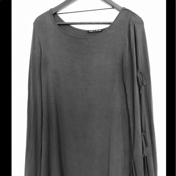 Cable & Gauge  cutout sleeve top - Picture 5 of 7